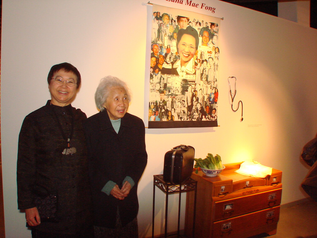 Flo Oy Wong and Edna Mae Wong at the opening of Whispers of the Past (2007)